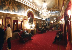 Lire la suite à propos de l’article La fresque du foyer du Théâtre du Palais Royal