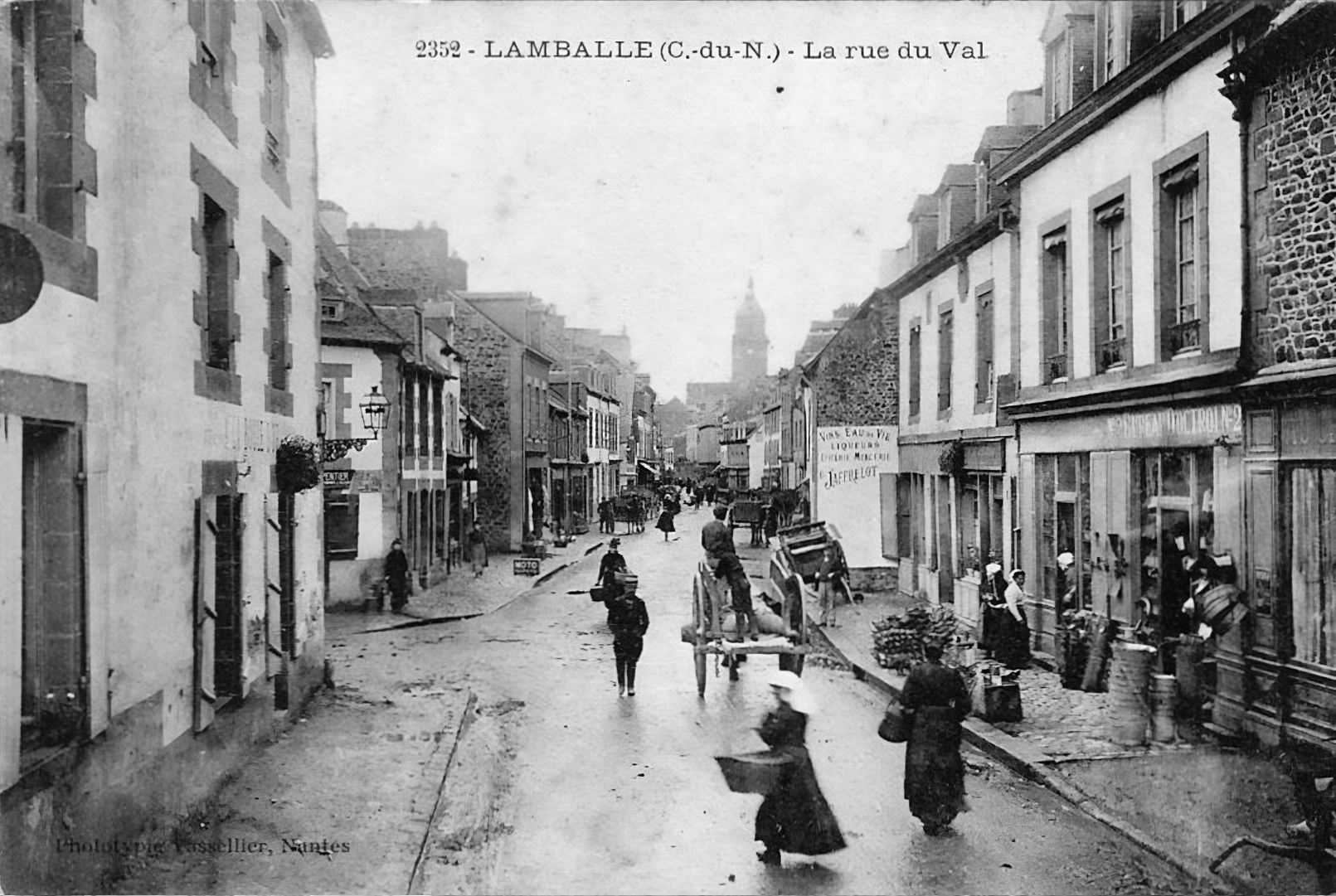 Une image contenant bâtiment, extérieur, rue, terrain
Description générée automatiquement